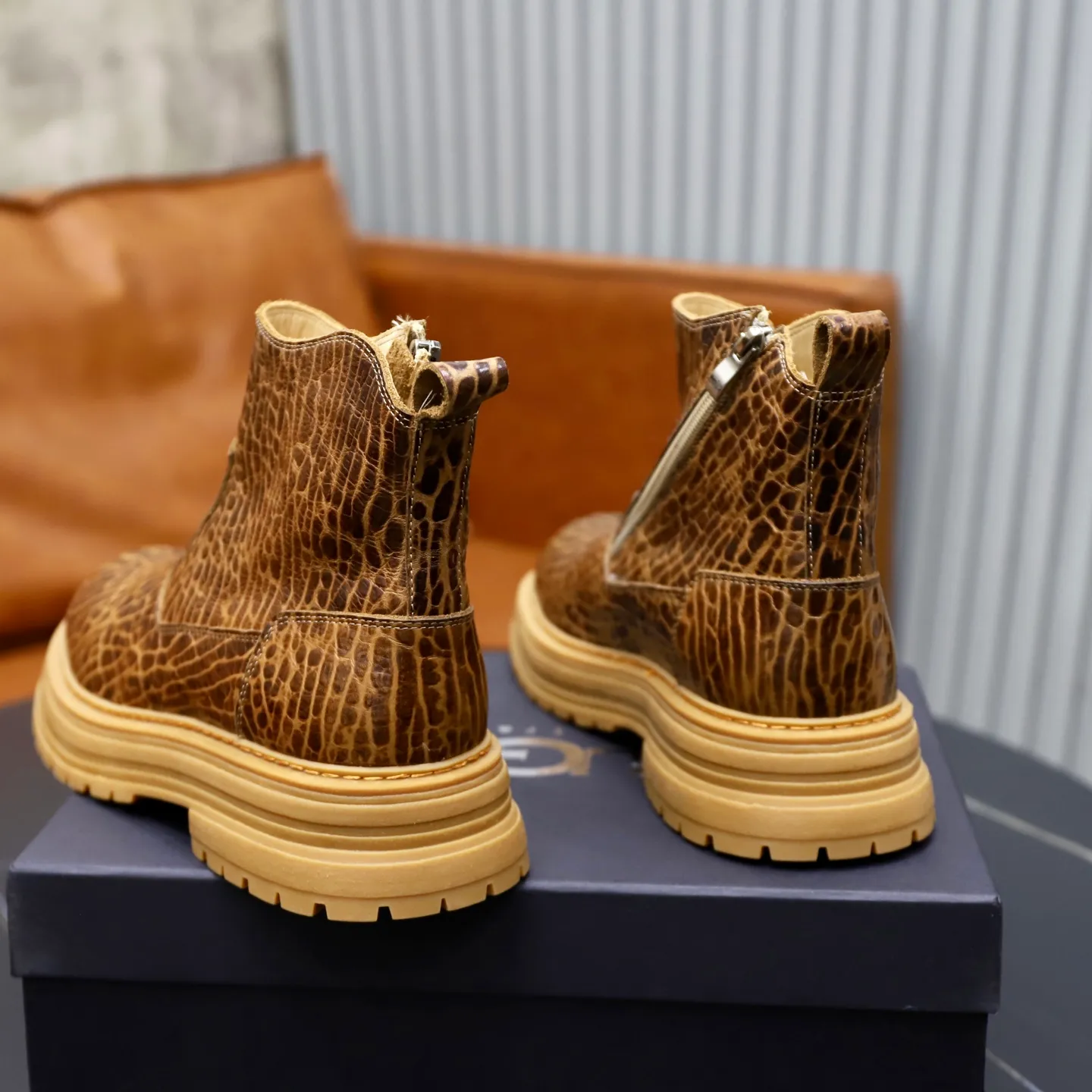 Ex-factory price: 680💰Thick wool imported from Australia Brand: UGG genuine purchasing agent Size: 38-44 (customized in 45) Grade: Official website 1:1 Material: First-layer genuine leather waterproof and antifreeze upper Real wool lining Original non-slip Soft wear-resistant outsole Style category: Men's casual shoes Trendy style Comfortable on the feet Color: Official website color synchronization